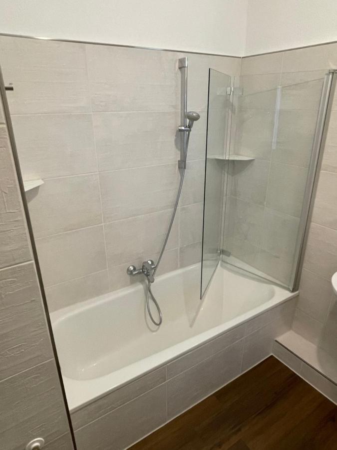 Erfbnb - 40qm Mit Kueche, Bad, Schlaf-wohnzimmer In Sued - Stadnah- Neu Erfurt